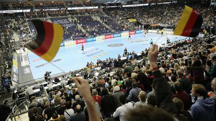 Der Handball kommt nach Haus: Fans jubeln beim WM-Auftaktspiel Deutschalnd-Korea in der Arena am Ostbahnhof.