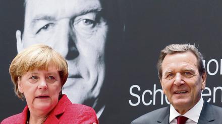 Ein Bild aus besseren Tagen: Angela Merkel stellte im September 2015 eine Biografie über Gerhard Schröder vor. 