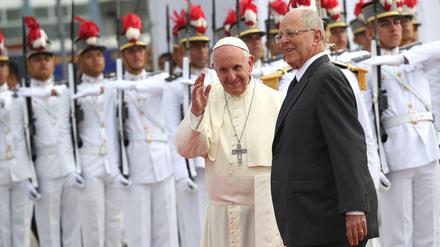 Papst Franziskus wird in Lima von Perus Präsident Pedro Pablo Kuczynski empfangen.