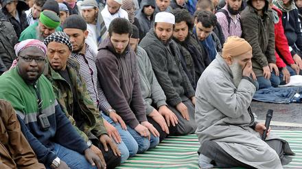 Salafisten beten in Bonn, unter ihnen der frühere Berliner Rapper Denis Cuspert (2.v.l.).