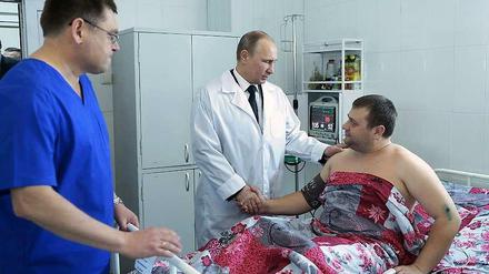 Wladimir Putin besucht ein verletztes Opfer der Terroranschläge von Wolgograd.