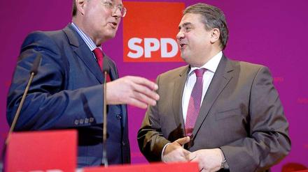 Kanzlerkandidat Peer Steinbrück und SPD-Chef Sigmar Gabriel freuen sich über das Ergebnis der Niedersachen-Wahl.