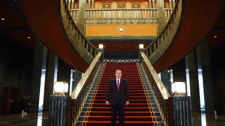 Pracht zur Macht: Der türkische Präsident Recep Tayyip Erdogan posiert 2014 in seinem neuen Sitz in Ankara, dem Ak Saray, einem 1000-Zimmer-Gebäude.