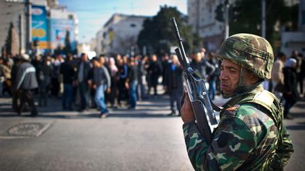 Ein Soldat bewacht einen Aufmarsch von Demonstranten im Zentrum der tunesischen Hauptstadt Tunis. 