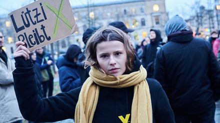 „Lützerath bleibt“ steht auf einem Plakat, das Luisa Neubauer, Klimaaktivistin hält (Symbolbild).