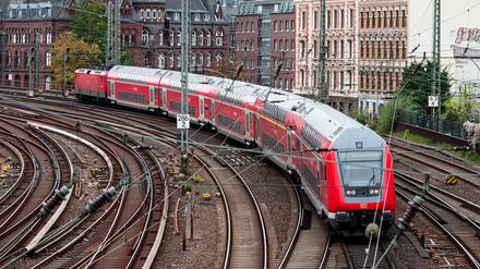 Eine Regionalbahn der Deutschen Bahn fährt aus dem Hauptbahnhof Hamburg aus.