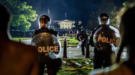 Belagerungszustand. Secret-Service-Posten und Polizisten stehen in Washington zwischen dem Weißen Haus und Demonstrierenden.