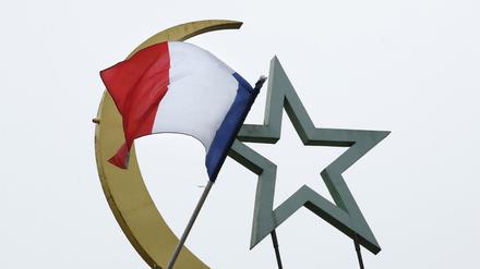 Die französische Nationalflagge wehte nach den Anschlägen von Paris über einer Moschee in Paris. 