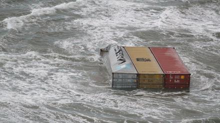 Ein Bild der niederländischen Küstenwache zeigt drei Container der "MSC Zoe"