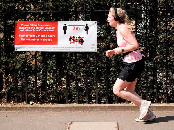 Ein Plakat in London mahnt Jogger und Passanten, Abstand zu halten. 