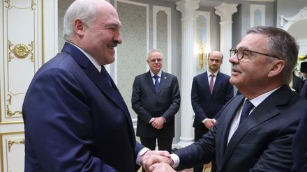 Der belarussische Machthaber Alexander Lukaschenko empfing am Montag in Minsk den Chef des internationalen Eishockeyverbands, René Fasel (rechts). 