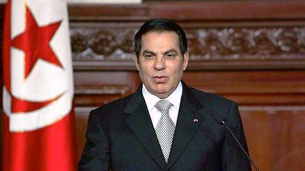 Mit einer dramatischen Flucht verabschiedet sich der tunesische Staatschef Ben Ali nach 23 Jahren von der Macht. Er verlässt seine Heimat an Bord eines Flugzeugs. Als mögliches Ziel Ben Alis gilt zunächst die frühere Kolonialmacht Frankreich, das eine Aufnahme aber ablehnt.