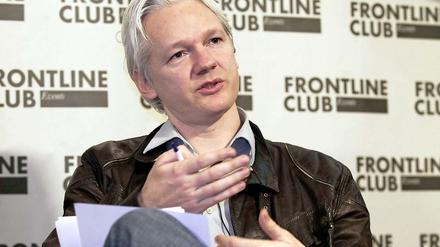 Nach langer Zeit hatte Julian Assange wieder einen großen Auftritt. In London kündigte er die Veröffentlichung von fünf Millionen Mails des Analysedienstes Stratfor an - die am Montag auch begann.