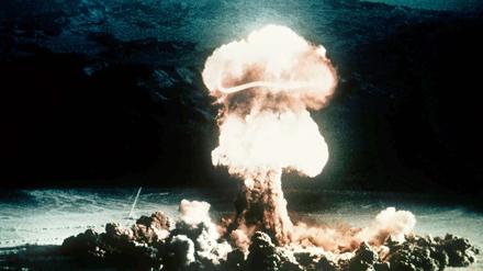 Ein Atompilz steigt 1951 nach der Explosion einer Atombombe über dem Testgelände in der Wüste von Nevada auf. 