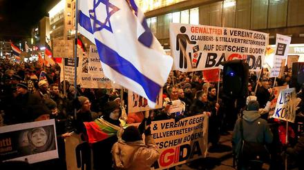"Mutti Multikulti", eine israelische Fahne und schräge Plakate: Die Bagida-Demo am Montag in München hätte aus dem Drehbuch einer schrägen Satire stammen können.