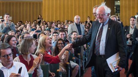Ein 75-Jähriger unter jugendlichen Fans: Der US-Präsidentschaftskandidat Bernie Sanders am Mittwochabend im Audimax der FU Berlin. 