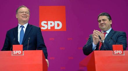 Beifall für Niedersachsens SPD-Spitzenkandidaten Stephan Weil von Parteichef Sigmar Gabriel. Der knappe rot-grüne Sieg verhilft der Opposition im Bund zu mehr Macht im Bundesrat 