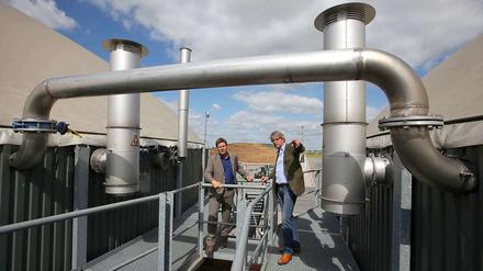 Der schleswig-holsteinische Energieminister Robert Habeck (links) besuchte vor kurzem eine Biogasanlage.