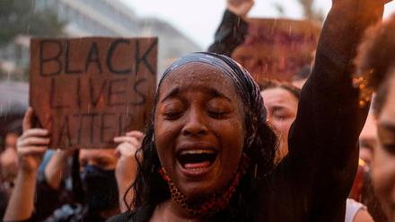 Ein Demonstrantin beim "Black Live Matter" Protest im Juni 2020 
