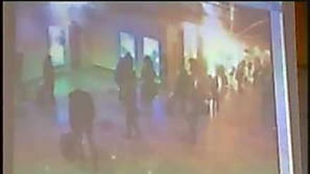 Der Moment der Explosion, aufgenommen von einer Überwachungskamera und später gezeigt im russischen Fernsehen. Auf dem Moskauer Flughafen hat sich ein Selbstmordattentäter in die Luft gesprengt. Bilder des Terrors.