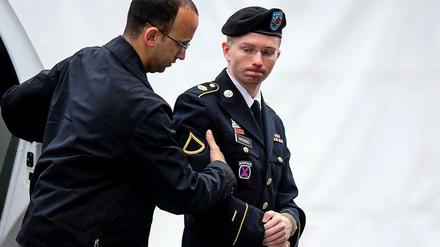 Schwerer Gang. Bradley Manning (rechts) wird in den Gerichtssaal im US-Bundesstaat Maryland geleitet.