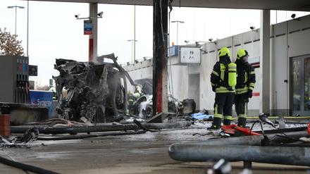 An der Raststätte Langen-Bergheim an der Autobahn 45 in Hessen ist ein Brand an einer Tankstelle ausgebrochen. 