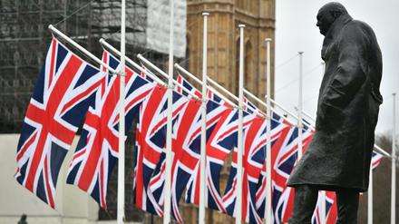 Die Winston-Churchill-Statue und die britischen Flaggen auf dem Parliament Square in London