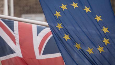 Die Flaggen der EU und Großbritanniens.