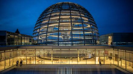 Das Reichstaggebäude mit gläserner Kuppel