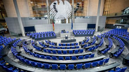 Ganz leer bleiben die Sitzreihen des Bundestages auch in Coronazeiten nicht. 