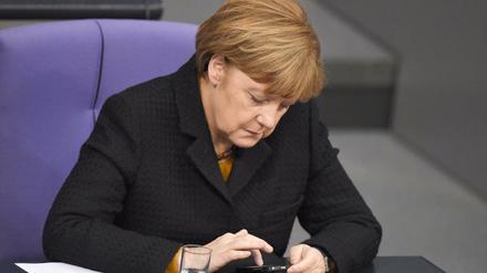 Bundeskanzlerin Angela Merkel bei der Arbeit. Twitter gehört zum Programm der Regierung.