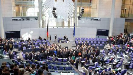 Der Bundestag beschloss am Donnerstag mit Dreiviertel-Mehrheit eine Verkleinerung der Truppe von derzeit 4500 auf 3300 Soldaten bis Ende Februar 2014. 