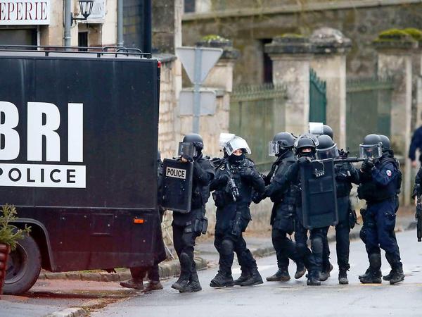 Massiver Polizeieinsatz in Frankreich. Hier in Longpont - auch in der Region, in der die Attentäter vermutet werden.