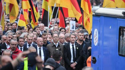 Zurückhaltung war gestern: Die AfD-Politiker Björn Höcke (vorne, r), Uwe Junge (vorne, l) und Andreas Kalbitz (l) demonstrieren im August 2018 mit dem ausländerfeindlichen Bündnis Pegida in Chemnitz.