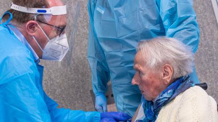 Die 92 Jahre alte Elfriede Smettons wird als eine der ersten Senioren in Mecklenburg-Vorpommern geimpft.