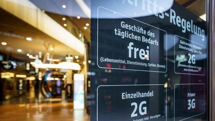 Verschiedene Zugangsregelungen für Geschäfte in einem Einkaufszentrum in Frankfurt am Main