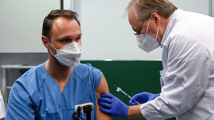 Ein Mitarbeiter aus der pflegerischen Bereichsleitung wird im Universitätsklinikum in Halle/Saale (UKH) gegen das Coronavirus geimpft.