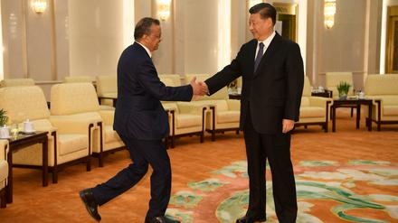 Parteichef Xi Jinping (r.) traf am Dienstag WHO-Chef Tedros Adhanom.