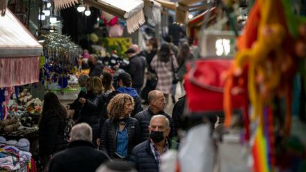 Tel Aviv: Menschen, einige mit, einige ohne Mund-Nasen-Schutz, kaufen auf dem Markt ein. 
