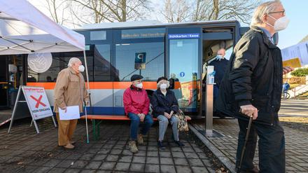 Sachsen: Rentner warten bei einem Testlauf vor einem sogenannten rollenden Impfzentrum, einem umgebauten Linienbus.