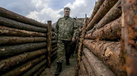 Präsident Poroschenko in Kampfgräben nahe Mariupol. Die Auseinandersetzungen nehmen an Schärfe wieder zu. 