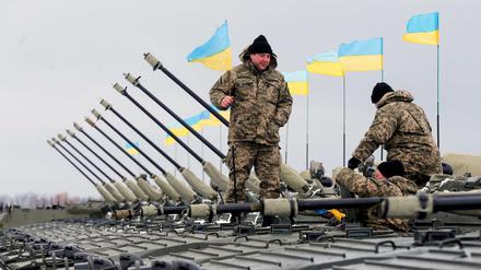 Neue Waffen. Der ukrainische Präsident übergab der Armee in Schitomir Panzer, Haubitzen und Flugzeuge. Der Krieg in der Ukraine geht weiter.