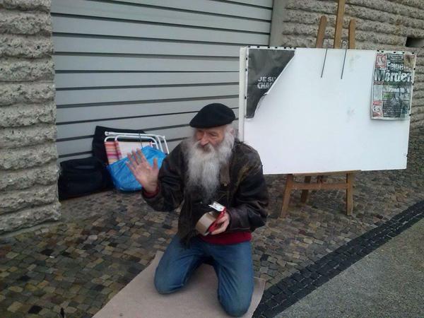 Am Rande der Solidaritätskundgebung in Berlin führte der bekannte französische Künstler David Miro eine Kunstaktion durch.
