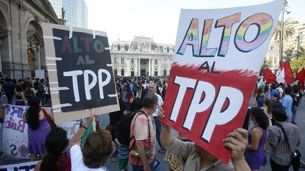 Mit Plakaten und Transparenten demonstrieren Teilnehmer einer Kundgebung in Santiago de Chile gegen das transpazifische Handelsabkommen TPP.