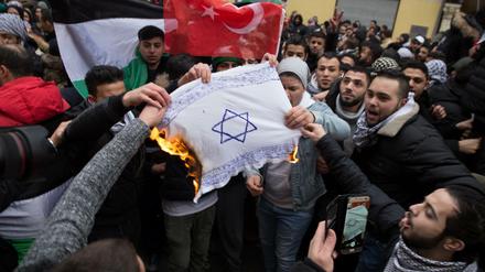 Pro-palästinensische Demonstranten verbrennen im Dezember in Berlin-Neukölln eine selbstgemalte Fahne mit einem Davidstern. 