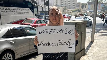 Die deutsch-ägyptische Aktivistin Fagr El Adly steht mit einem Plakat, das die Freilassung ihres Vaters Alaa El Daly fordert, in der Nähe des Tahrir-Platzes in Kairo.