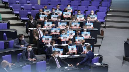 Gezielte Provokation. Die AfD protestiert im Bundestag gegen die neuen Corona-Regeln.