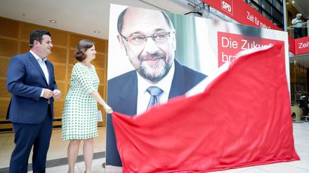 Der SPD-Generalsekretär, Hubertus Heil, und die SPD-Geschäftsführerin Juliane Seifert präsentieren im Willy Brandt Haus die erste Welle der Plakatkampagne der SPD für die Bundestagswahl.