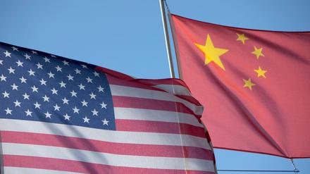 Die US-amerikanische Flagge links und die Flagge der Volksrepublik China.