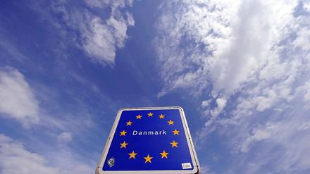 Dänemark führt die Grenzkontrolle wieder ein: Ab Dienstag werden Reisende stichprobenartig kontrolliert. Schlagbäume und lange Schlangen an der Grenze soll es aber nicht geben, verspricht die dänische Regierung. 